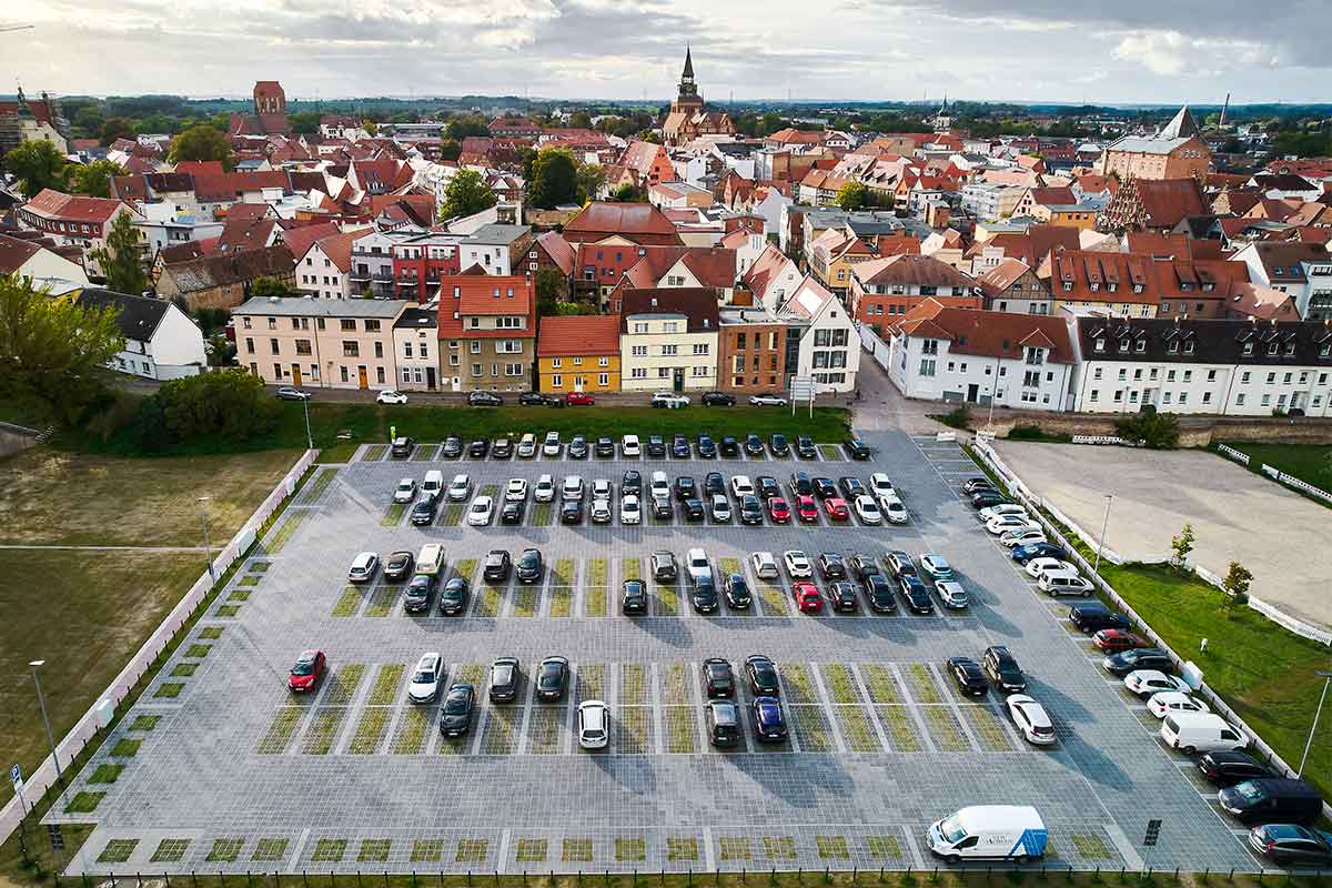 Parkeerplaats en kermis Güstrow, DE